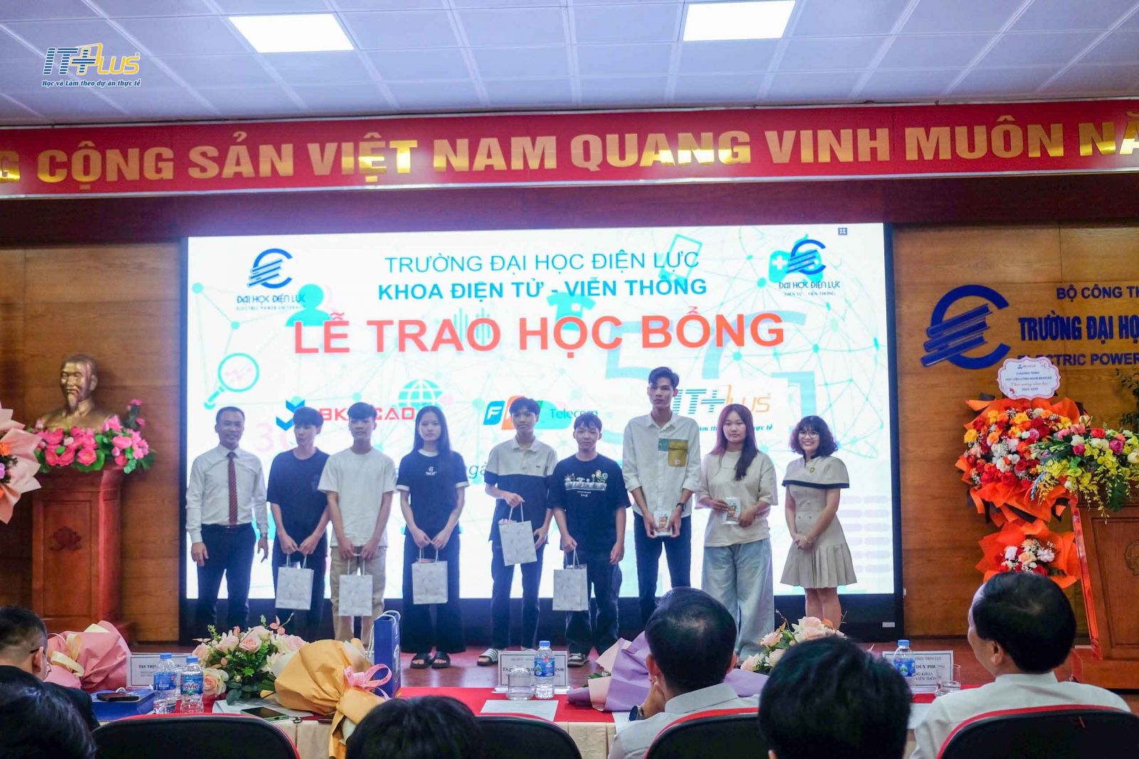 ITPlus trao tặng học bổng cho c&aacute;c t&acirc;n sinh vi&ecirc;n