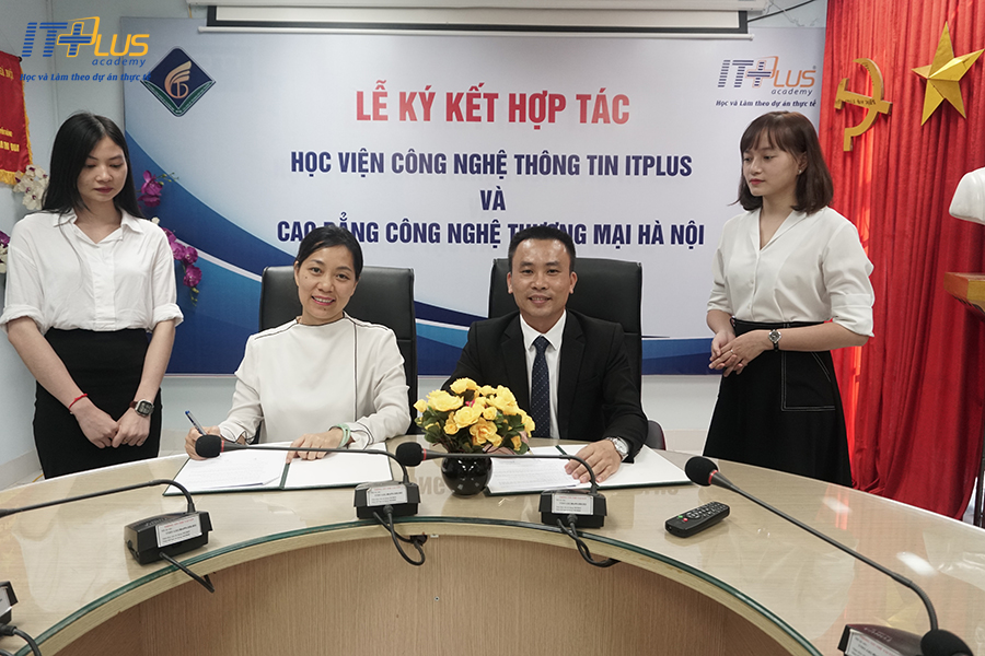 Lễ k&yacute; kết Bi&ecirc;n bản hợp t&aacute;c giữa ITPlus Academy v&agrave; Cao đẳng c&ocirc;ng nghệ v&agrave; thương mại H&agrave; Nội 