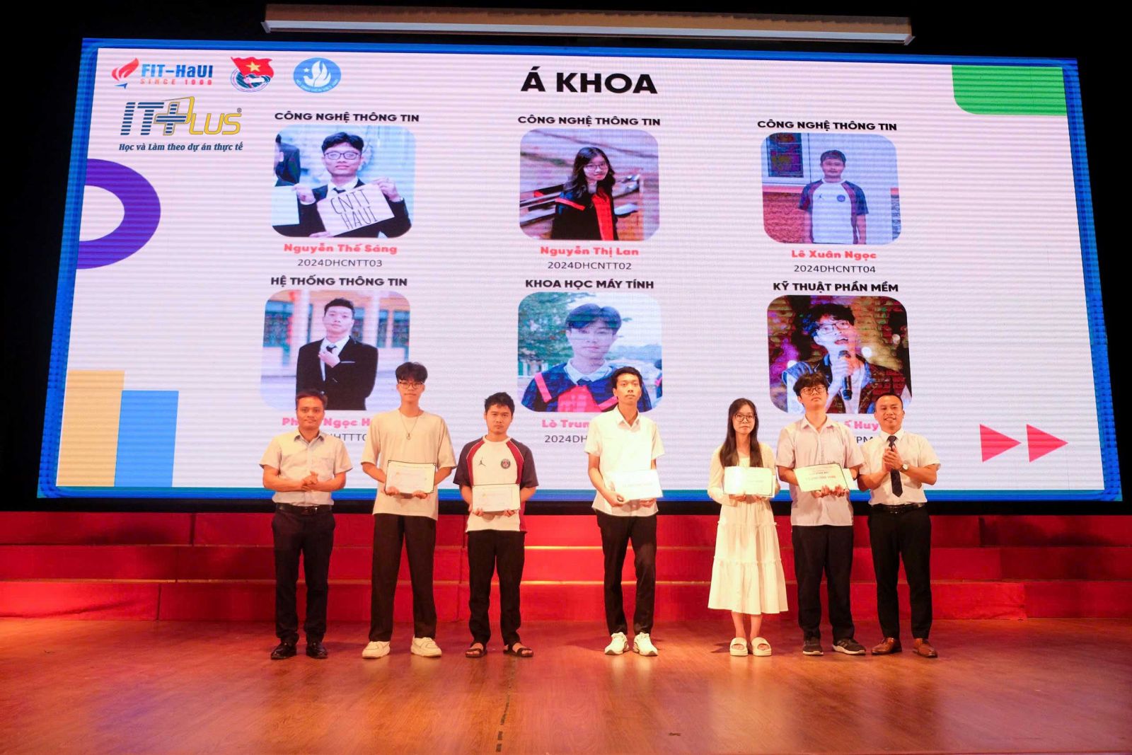 &Ocirc;ng Ho&agrave;ng Văn&nbsp;Thắng - Tổng Gi&aacute;m đốc Viện C&ocirc;ng nghệ Th&ocirc;ng tin v&agrave; Truyền th&ocirc;ng ITPlus trao tặng học bổng cho c&aacute;c &aacute; khoa c&ocirc;ng nghệ th&ocirc;ng tin Trường Đại học C&ocirc;ng nghiệp H&agrave; Nội.&nbsp;