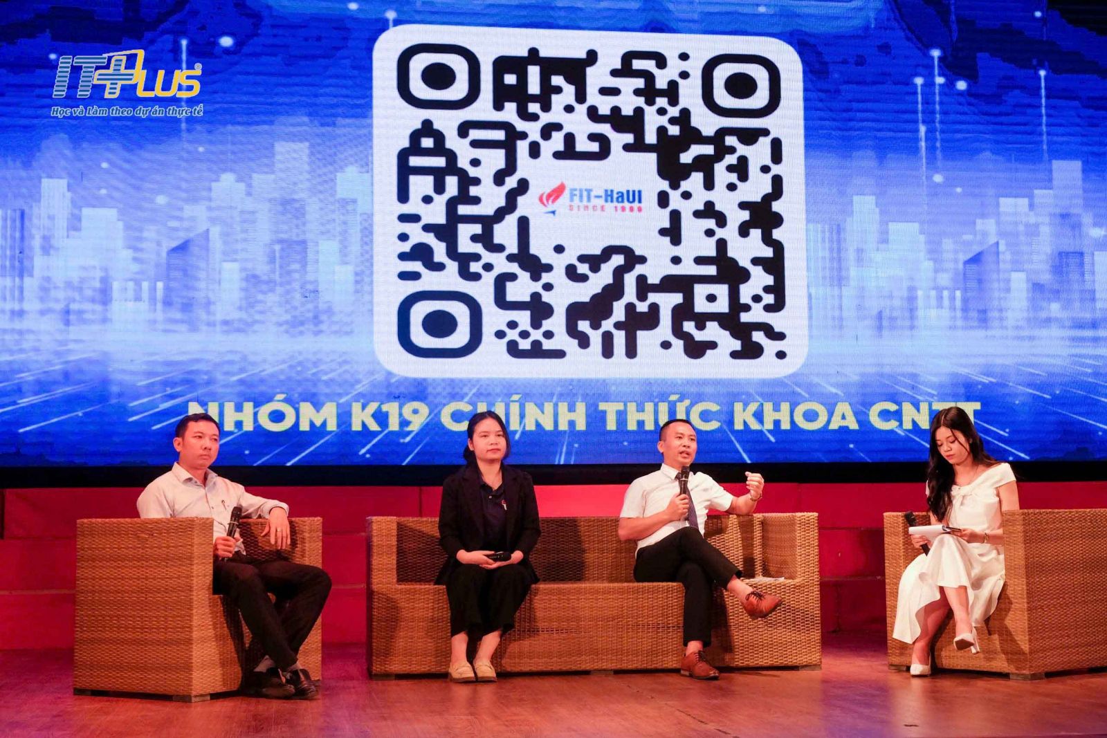 &Ocirc;ng Ho&agrave;ng Văn Thắng chia sẻ, giải đ&aacute;p thắc mắc của t&acirc;n sinh vi&ecirc;n. 