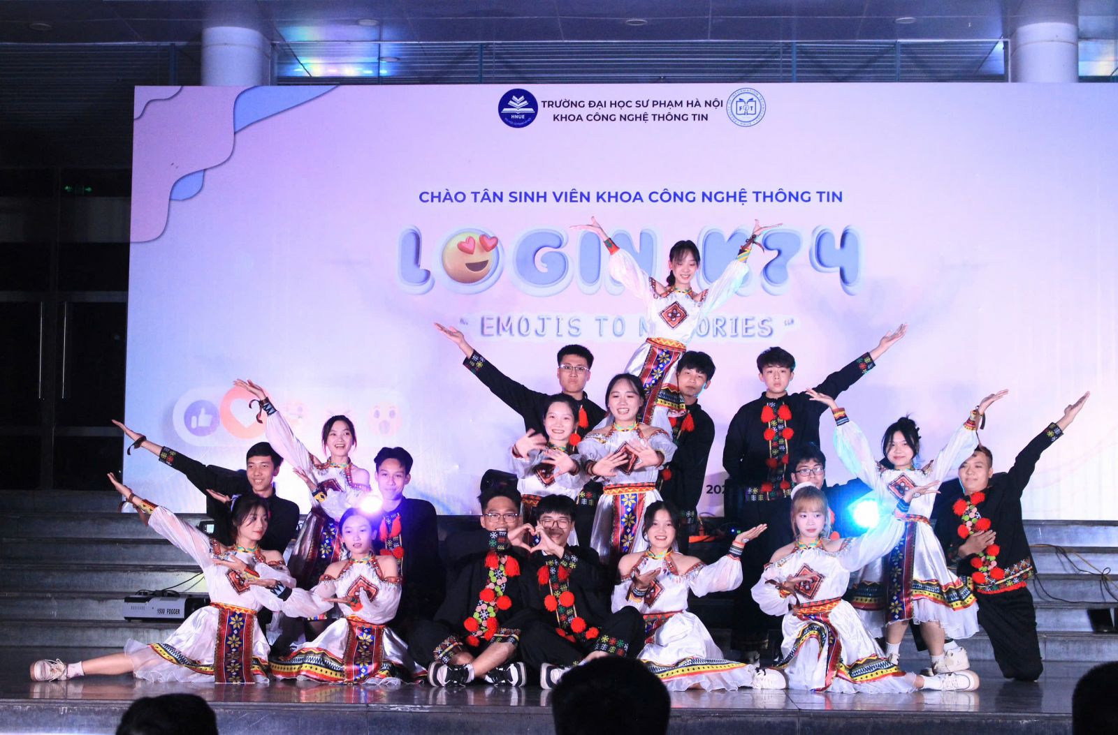 Văn nghệ ch&agrave;o mừng tại Ch&agrave;o t&acirc;n sinh vi&ecirc;n Khoa C&ocirc;ng nghệ th&ocirc;ng tin - Đại học sư phạm H&agrave; Nội.