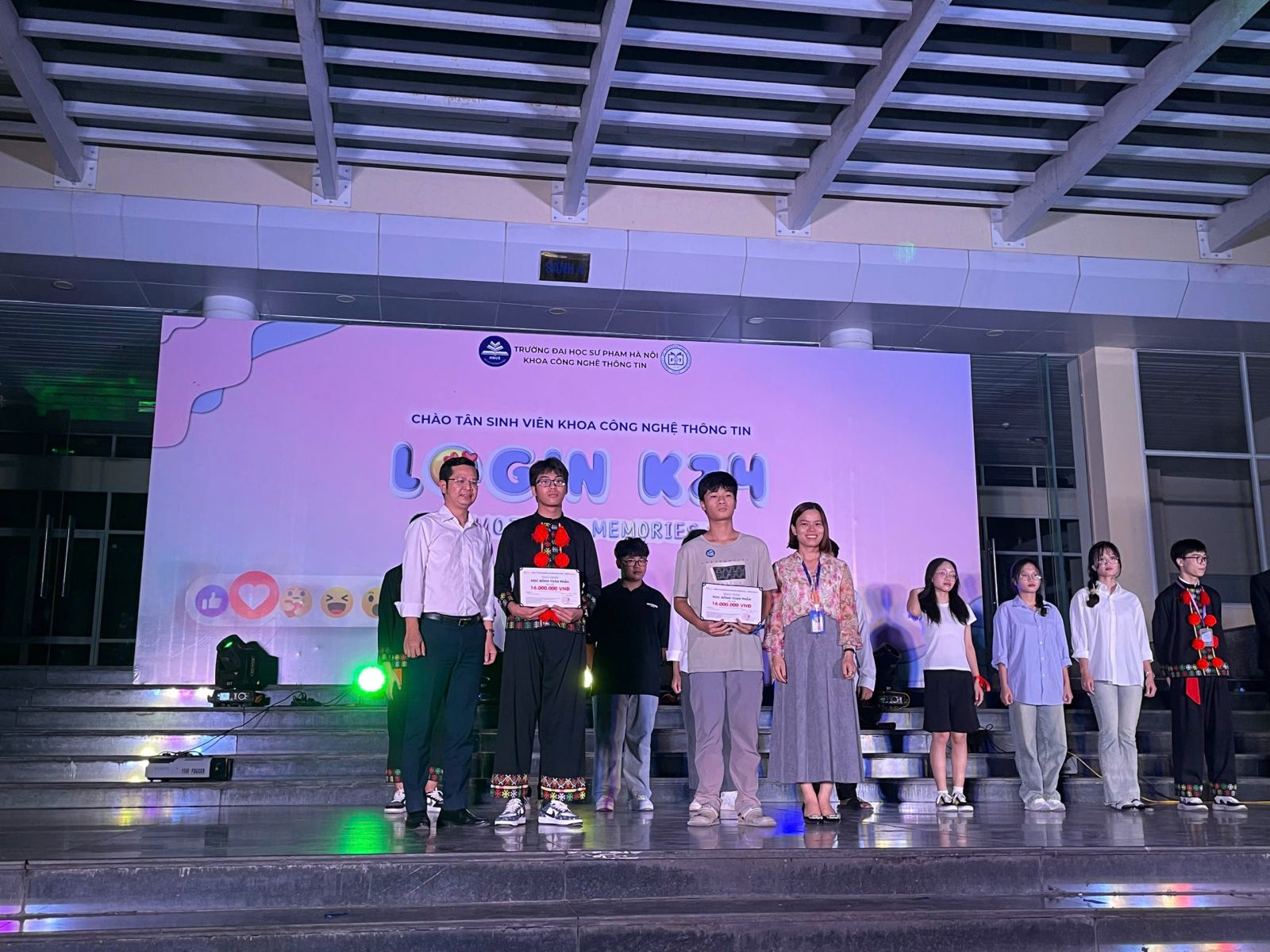 Viện c&ocirc;ng nghệ th&ocirc;ng tin v&agrave; truyền th&ocirc;ng ITPlus trao tặng học bổng cho t&acirc;n sinh vi&ecirc;n. 