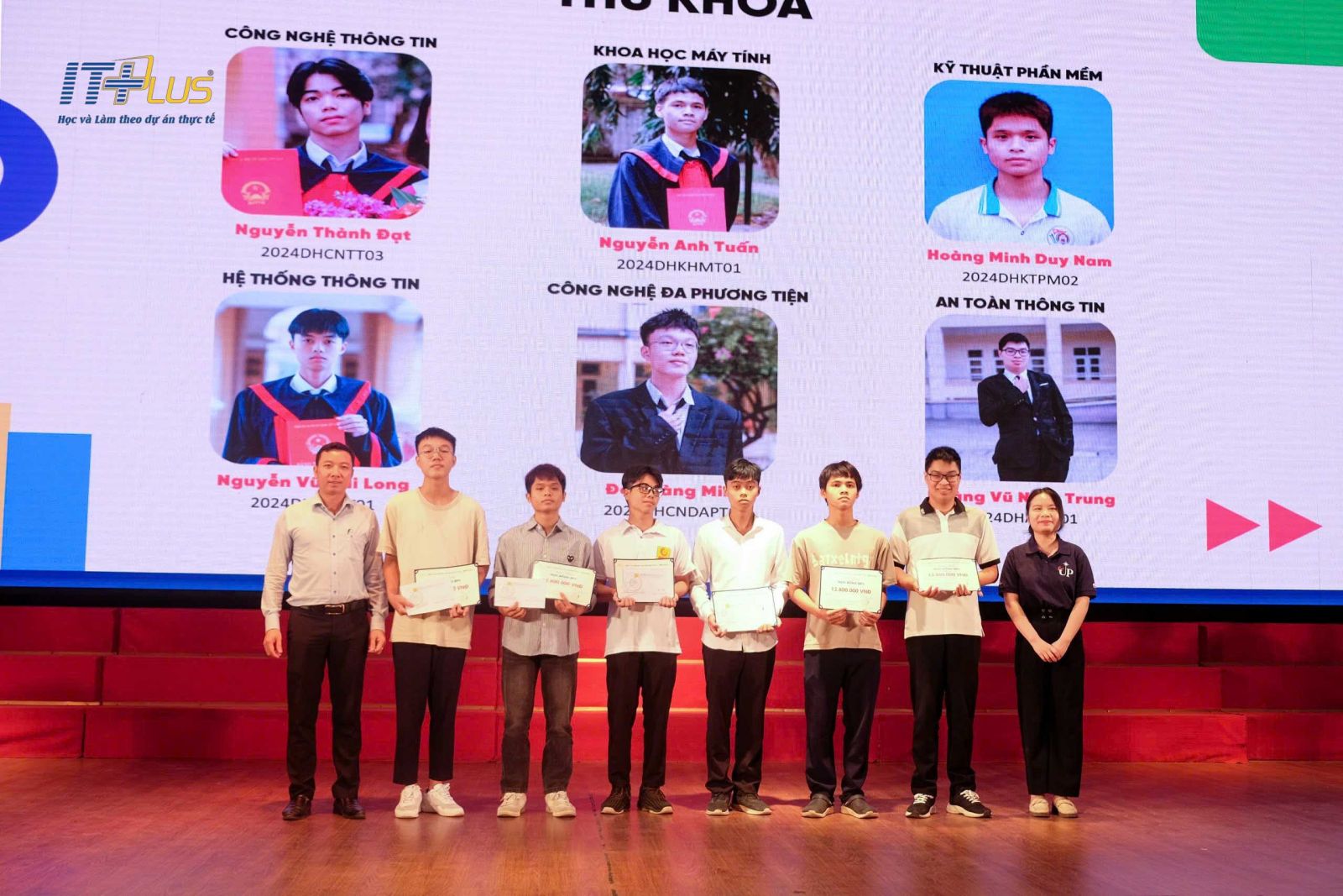 &Ocirc;ng Ho&agrave;ng Văn&nbsp;Thắng - Tổng Gi&aacute;m đốc Viện C&ocirc;ng nghệ Th&ocirc;ng tin v&agrave; Truyền th&ocirc;ng ITPlus trao tặng học bổng cho c&aacute;c thủ khoa c&ocirc;ng nghệ th&ocirc;ng tin Trường Đại học C&ocirc;ng nghiệp H&agrave; Nội.&nbsp;