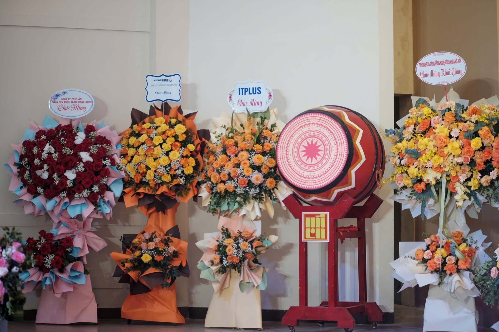 C&ocirc;ng ty ITPlus tặng hoa ch&uacute;c mừng lễ khai giảng Trường Đại học Mỹ Thuật C&ocirc;ng Nghiệp 