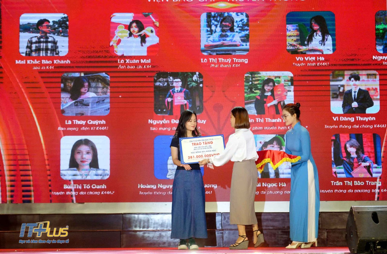 B&agrave; Đỗ Thị Hồng Lĩnh, Ph&oacute; Gi&aacute;m đốc chuy&ecirc;n đề của Viện C&ocirc;ng nghệ Th&ocirc;ng tin v&agrave; Truyền th&ocirc;ng ITPlus trao tặng học bổng cho t&acirc;n sinh vi&ecirc;n thủ khoa c&aacute;c ng&agrave;nh.&nbsp;