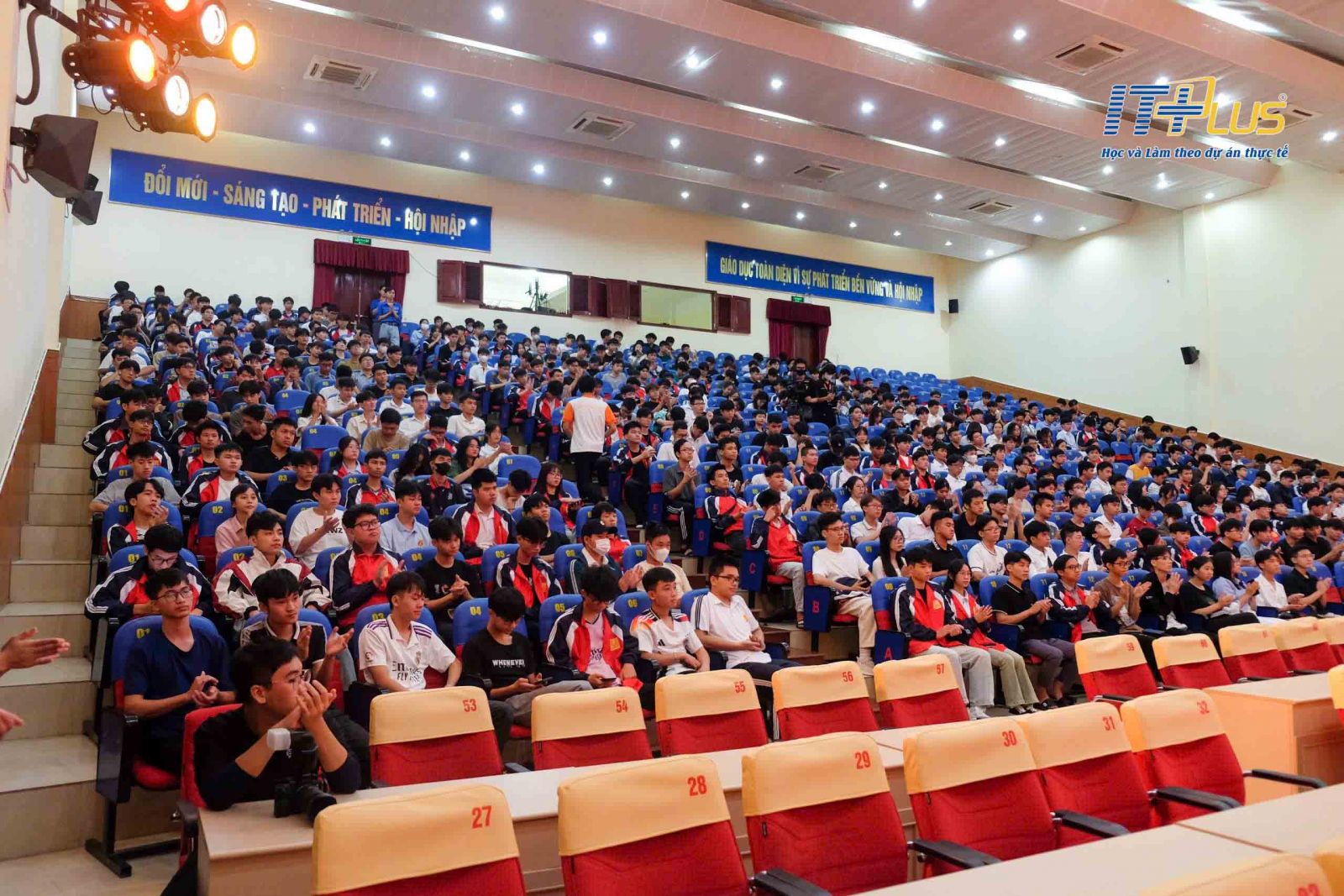 Lễ ch&agrave;o t&acirc;n sinh vi&ecirc;n khoa C&ocirc;ng nghệ th&ocirc;ng tin Trường Đại học C&ocirc;ng nghiệp H&agrave; Nội.&nbsp;