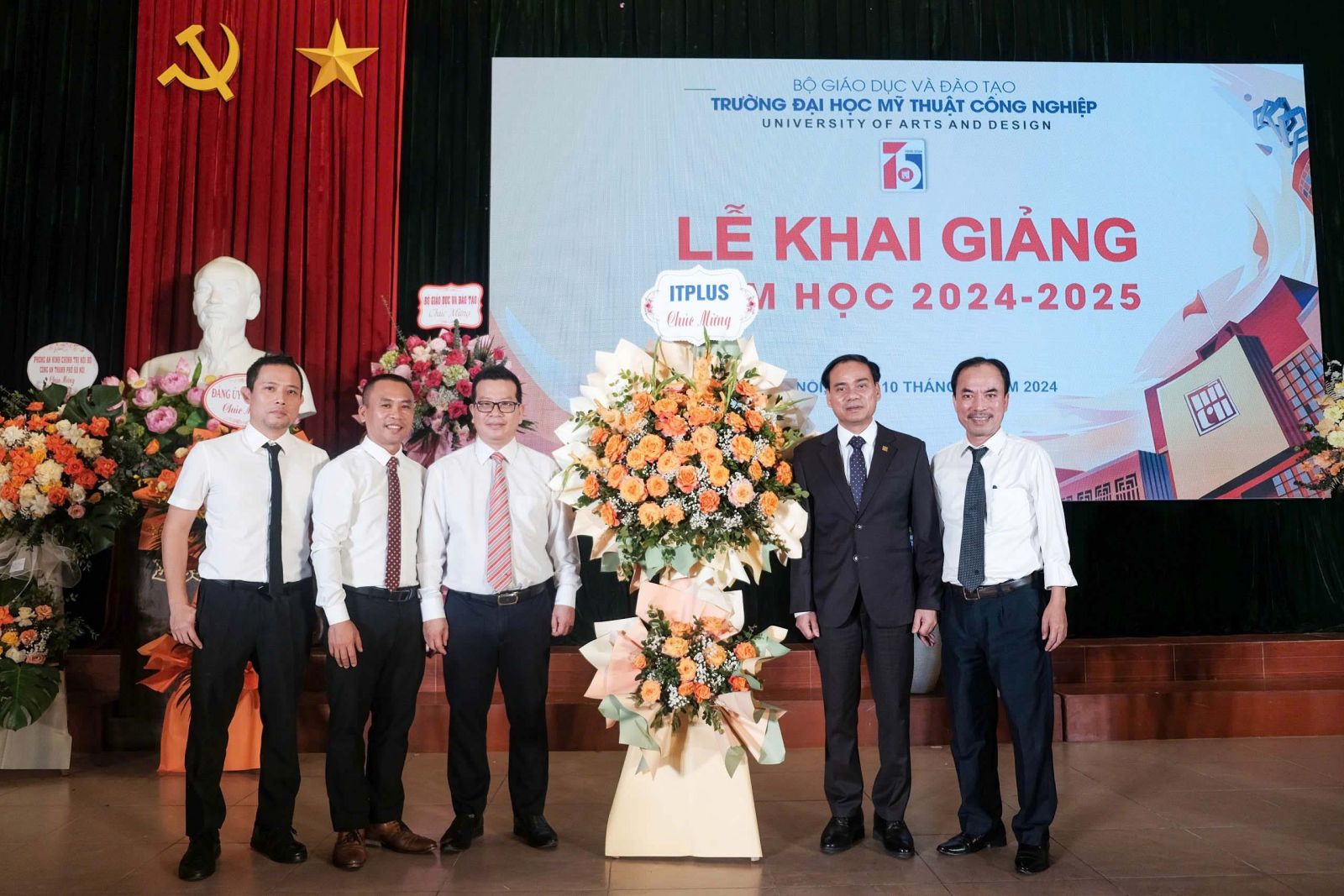 &Ocirc;ng Ho&agrave;ng Văn Thắng &ndash; Ph&oacute; Viện trưởng Viện C&ocirc;ng Nghệ Th&ocirc;ng Tin V&agrave; Truyền Th&ocirc;ng ITPLUS tham gia lễ khai giảng của trường Đại học Mỹ Thuật C&ocirc;ng Nghiệp. 