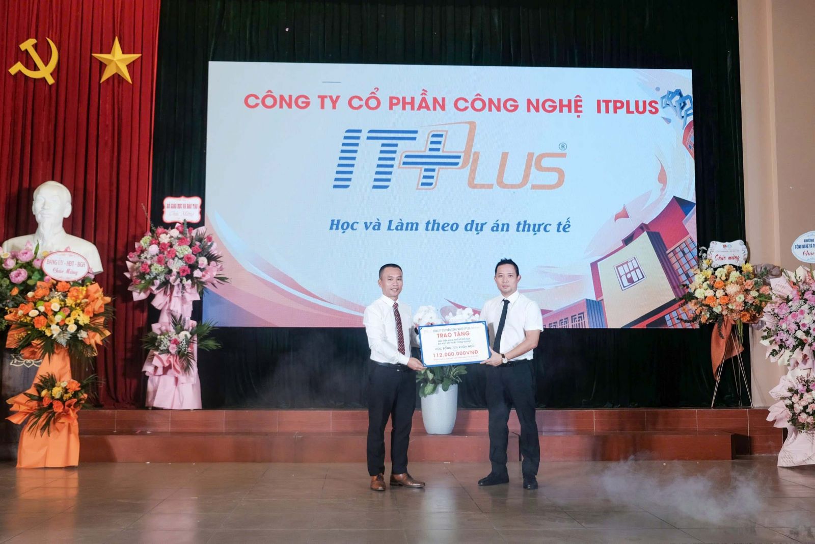 &Ocirc;ng Ho&agrave;ng Văn Thắng trao tặng suất học bổng cho khoa Thiết kế đồ họa trường Đại học Mỹ Thuật C&ocirc;ng Nghiệp. 