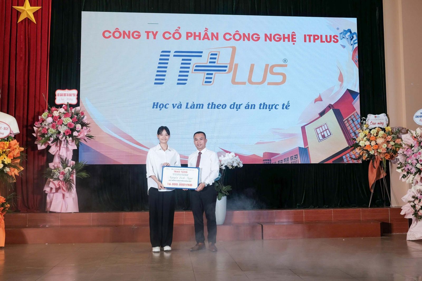 &Ocirc;ng Ho&agrave;ng Văn Thắng trao tặng học bổng cho em Nguyễn B&iacute;ch Ngọc - Thủ khoa ng&agrave;nh thiết kế đồ họa trường Đại học Mỹ thuật c&ocirc;ng nghiệp.