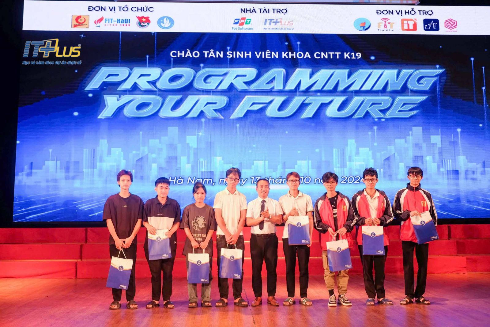 &Ocirc;ng Ho&agrave;ng Văn Thắng trao tặng phần qu&agrave; cho c&aacute;c t&acirc;n sinh vi&ecirc;n khoa C&ocirc;ng nghệ th&ocirc;ng tin - Trường Đại học C&ocirc;ng nghiệp H&agrave; Nội.&nbsp;