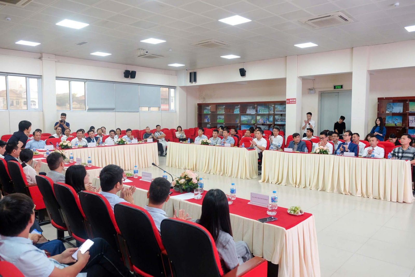 C&aacute;c doanh nghiệp tham gia sự kiện "Gặp mặt doanh nghiệp nh&acirc;n ng&agrave;y Doanh nh&acirc;n Việt Nam"