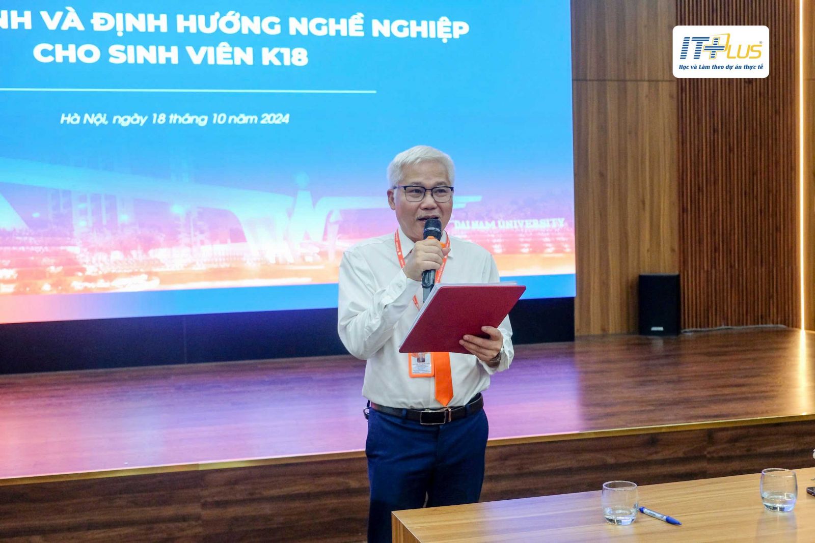 Thạc sĩ - Hoạ sĩ Nguyễn Duy Quốc Tuấn, Ph&oacute; Trưởng khoa Nghệ thuật v&agrave; Thiết kế Trường Đại học Đại Nam đưa ra giải ph&aacute;p