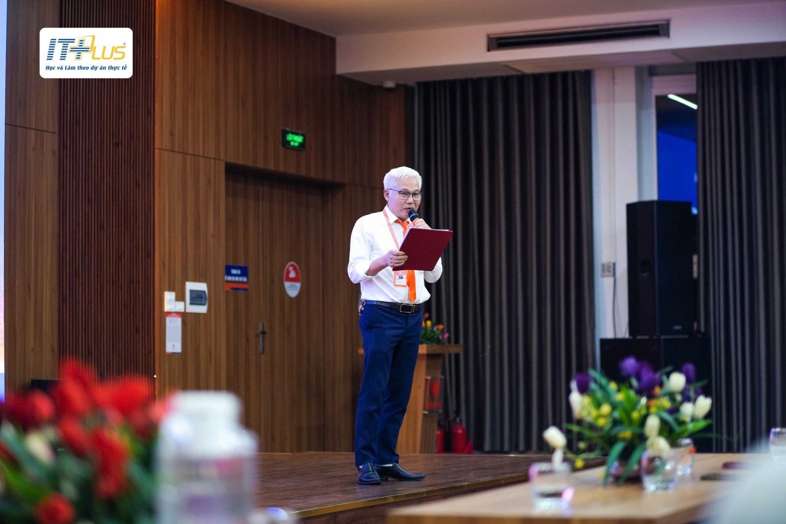 Thạc sĩ - Hoạ sĩ Nguyễn Duy Quốc Tuấn, Ph&oacute; Trưởng khoa Nghệ thuật v&agrave; Thiết kế Trường Đại học Đại Nam.