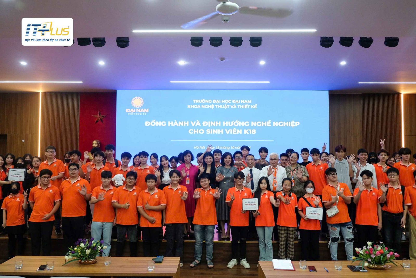 Giảng vi&ecirc;n, kh&aacute;ch mời v&agrave; c&aacute;c bạn sinh vi&ecirc;n trường Đại học Đại Nam chụp ảnh lưu niệm.&nbsp;