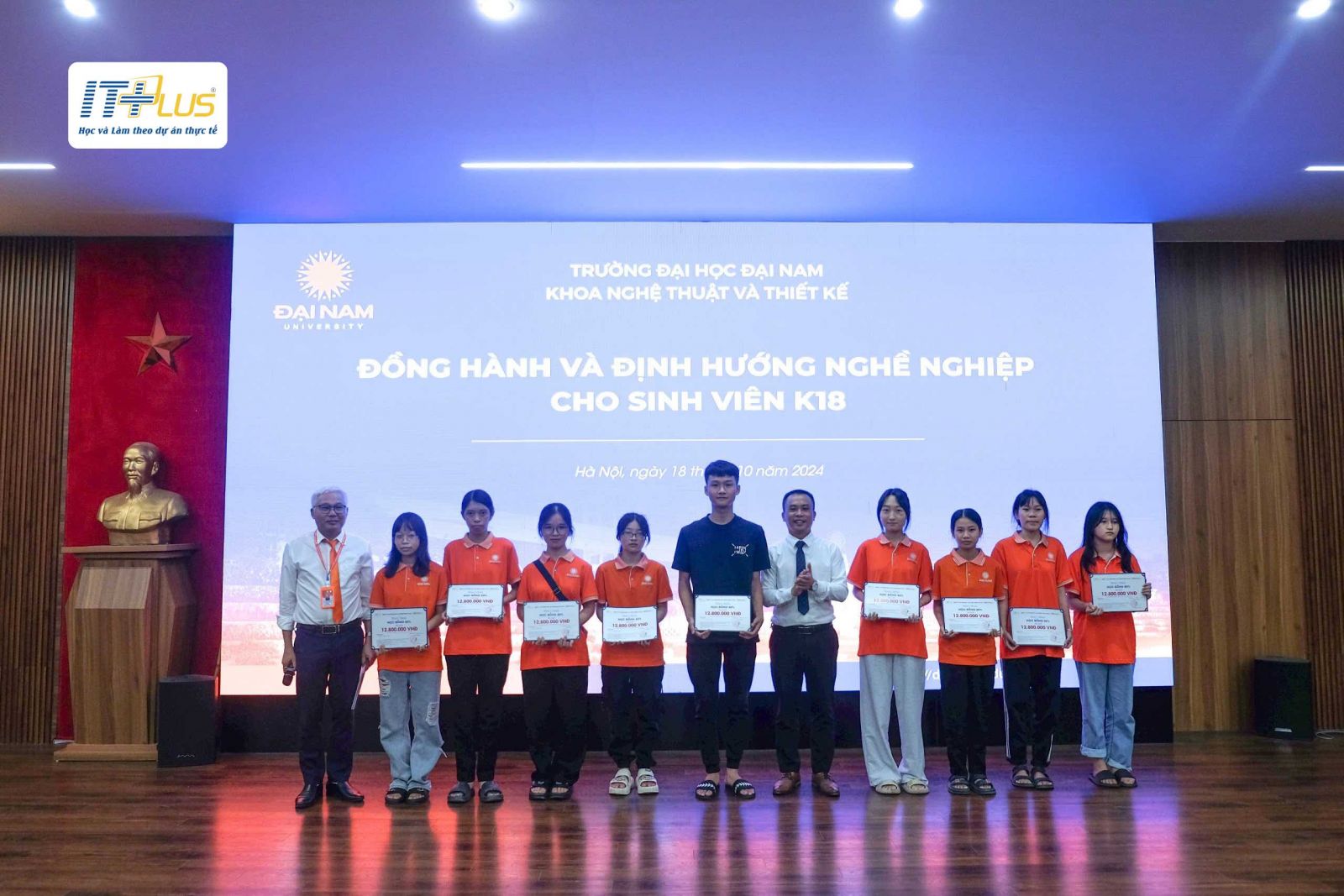 &Ocirc;ng Ho&agrave;ng Văn Thắng trao tặng học bổng 80% cho c&aacute;c t&acirc;n sinh vi&ecirc;n khoa Nghệ thuật v&agrave; Thiết kế Trường Đại học Đại Nam