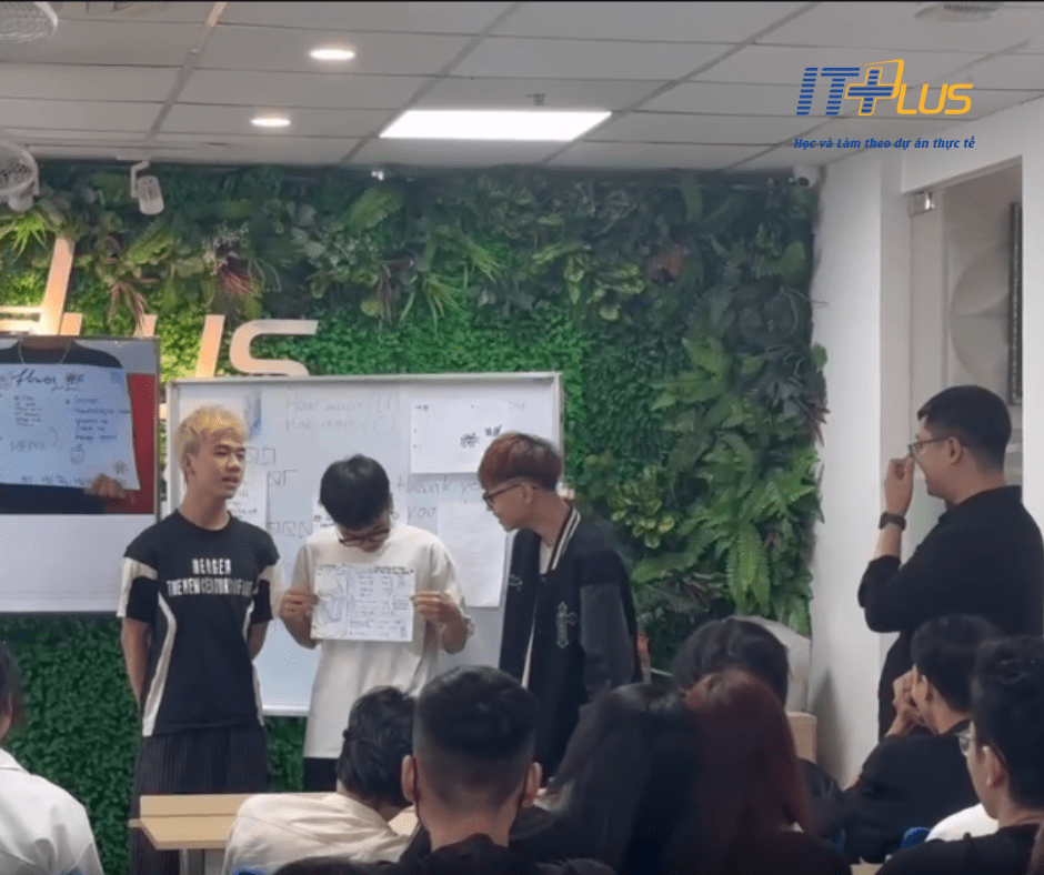 Thầy Trung Đức đ&atilde; mang đến phương ph&aacute;p học tiếng anh th&uacute; vị cho lớp K14D01A.