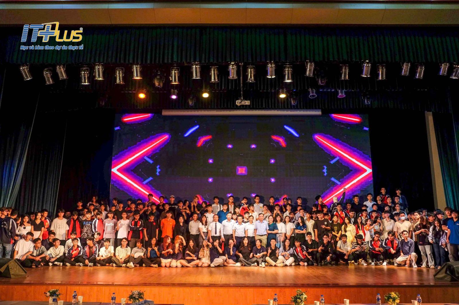 Sinh vi&ecirc;n, giảng vi&ecirc;n v&agrave; c&aacute;c nh&agrave; t&agrave;i trợ chụp h&igrave;nh kỉ niệm.&nbsp;