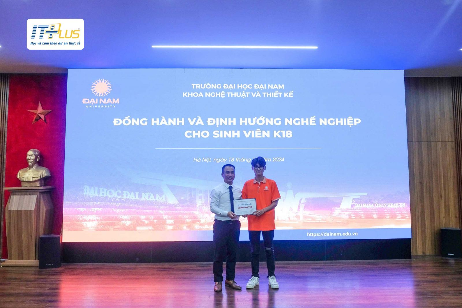 &Ocirc;ng Ho&agrave;ng Văn Thắng trao tặng học bổng to&agrave;n phần cho em Đặng Quang Duy