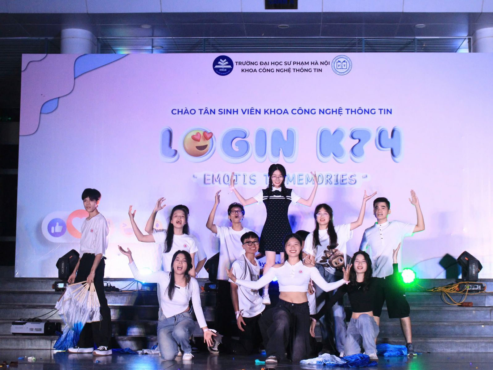 Văn nghệ ch&agrave;o mừng t&acirc;n sinh vi&ecirc;n khoa C&ocirc;ng nghệ th&ocirc;ng tin Trường Đại học sư phạm H&agrave; Nội.