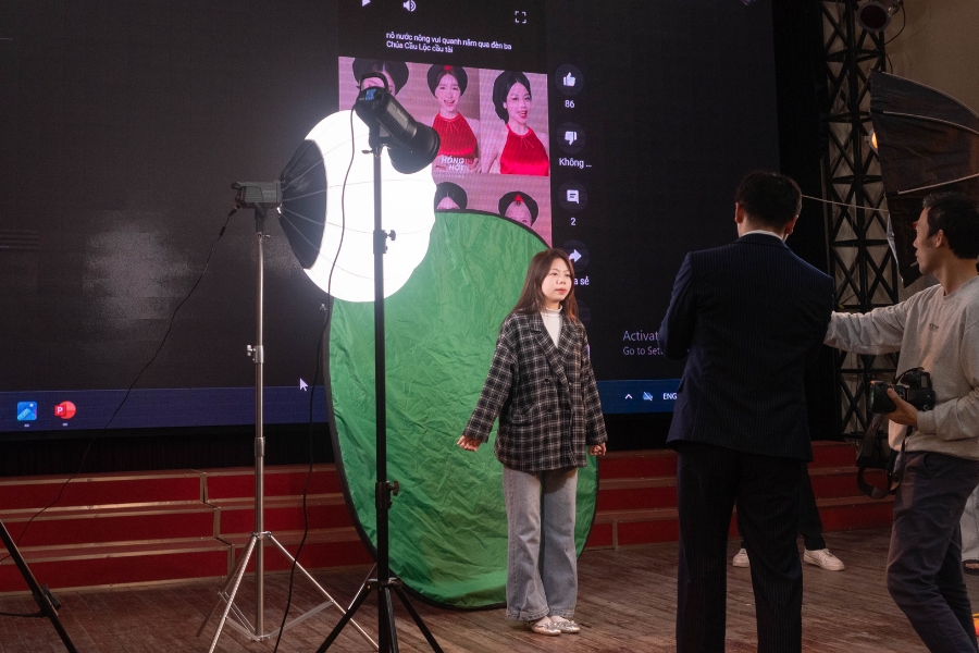 Trực tiếp đu trend ngay tại buổi hội thảo