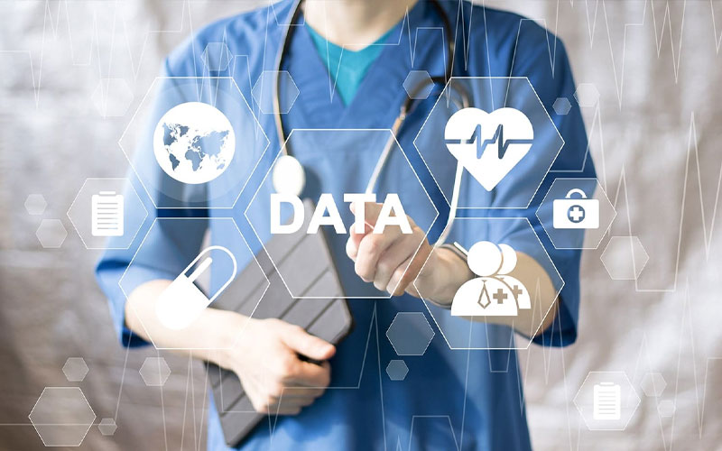 B&aacute;c sĩ sử dụng c&ocirc;ng nghệ DATA để quản l&yacute; th&ocirc;ng tin bệnh nh&acirc;n v&agrave; chăm s&oacute;c sức khỏe