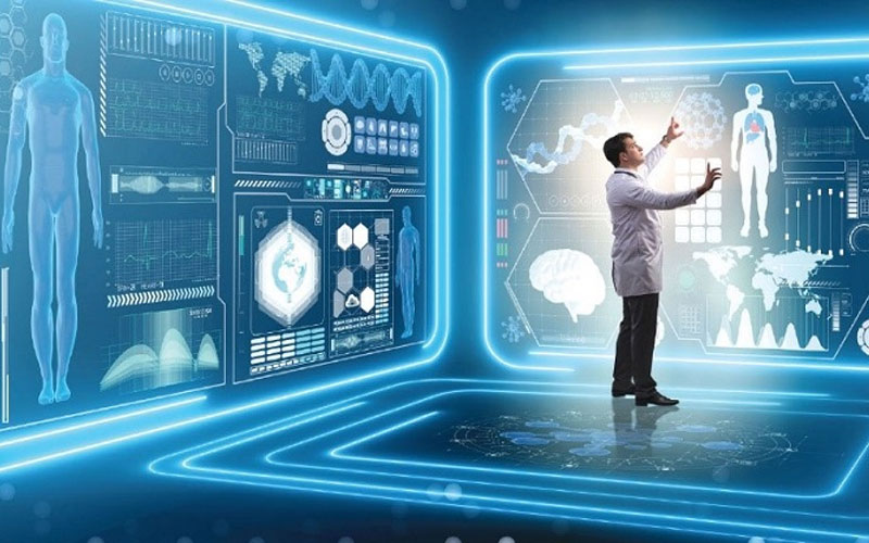 B&aacute;c sĩ tương t&aacute;c với hệ thống chẩn đo&aacute;n AI hiển thị dữ liệu y tế v&agrave; sơ đồ cơ thể người