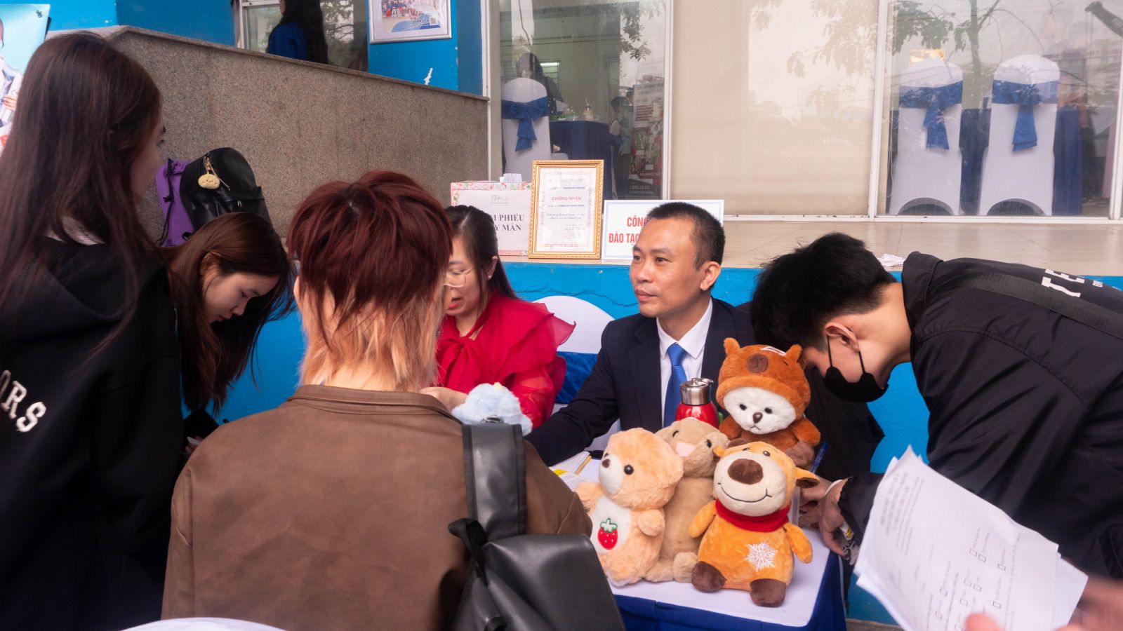 Anh Ho&agrave;ng Văn Thắng trực tiếp phỏng vấn c&aacute;c bạn sinh vi&ecirc;n đang c&oacute; nhu cầu t&igrave;m kiếm việc l&agrave;m