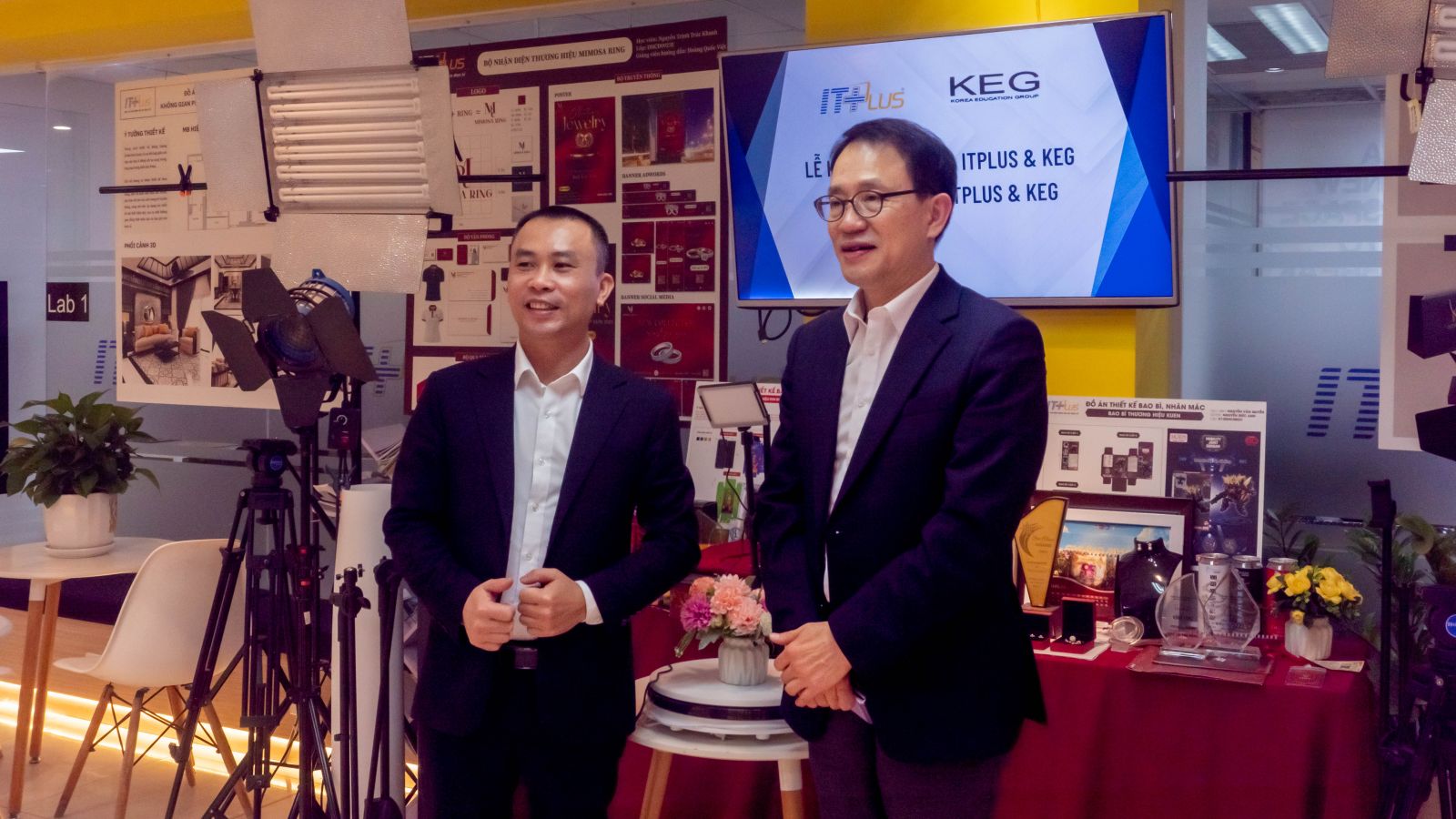 Anh Ho&agrave;ng Văn Thắng đưa đại diện KEG đi tham quan trụ sở c&ocirc;ng ty