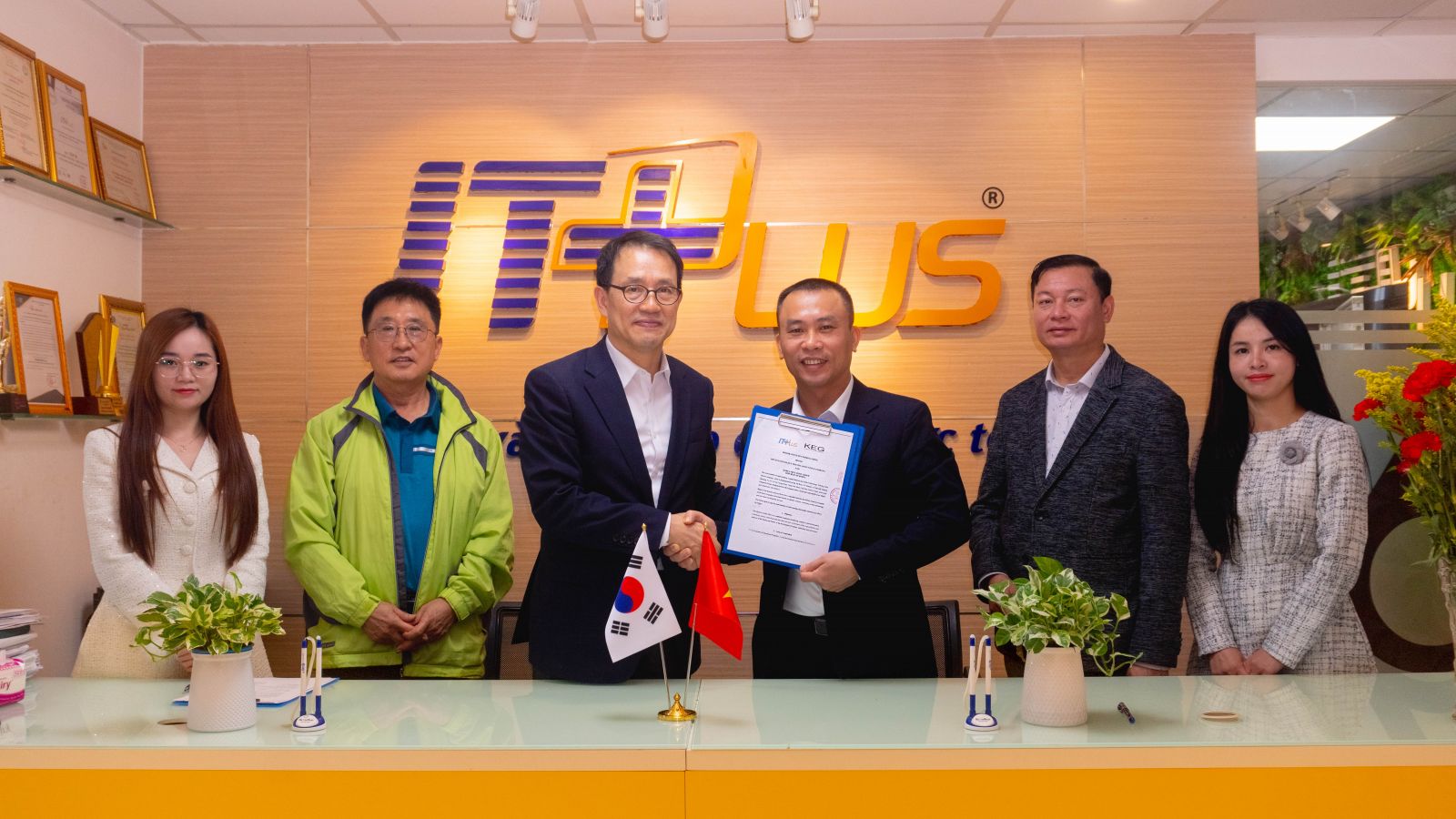 Buổi lễ k&yacute; kết diễn ra tốt đẹp