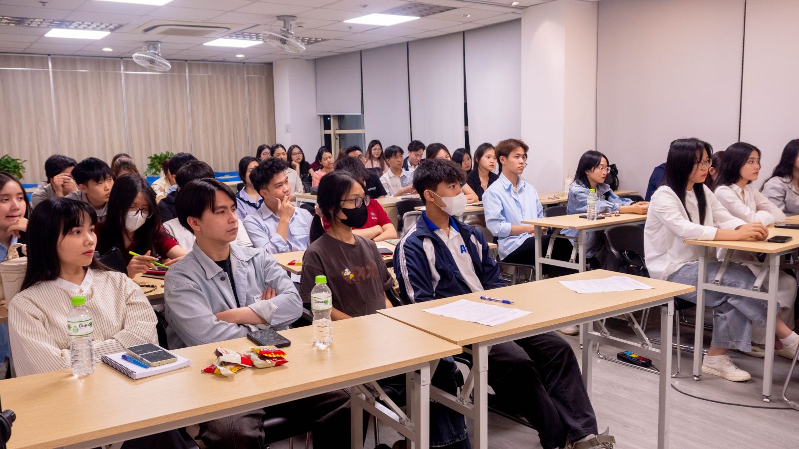 C&aacute;c bạn sinh vi&ecirc;n, người đi l&agrave;m với đa dạng chuy&ecirc;n ng&agrave;nh đến học lớp Quản L&yacute; Chuỗi Cung Ứng của ITPlus