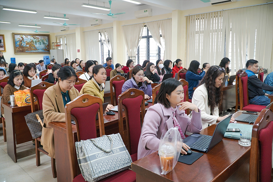 H&igrave;nh ảnh mọi người chăm ch&uacute; tiếp thu 1 kiến thức mới