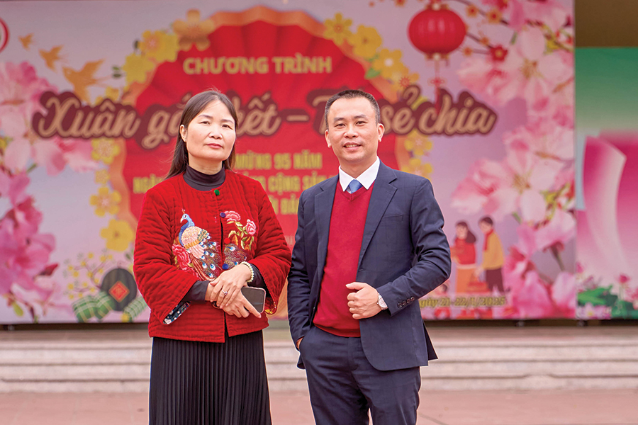 Gi&aacute;m đốc ITPlus c&ugrave;ng Hiệu Trưởng THPT Ho&agrave;nh Bồ c&ugrave;ng bắt tay phối hợp mở ra chương tr&igrave;nh đ&agrave;o tạo AI