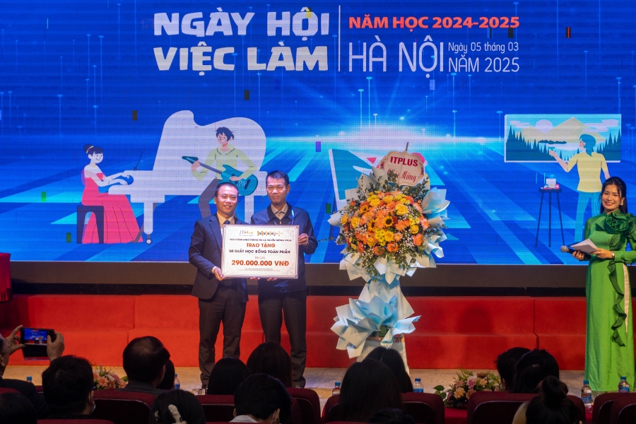 ITPlus trao học bổng trị gi&aacute; 290 triệu VNĐ cho c&aacute;c bạn sinh vi&ecirc;n của trường